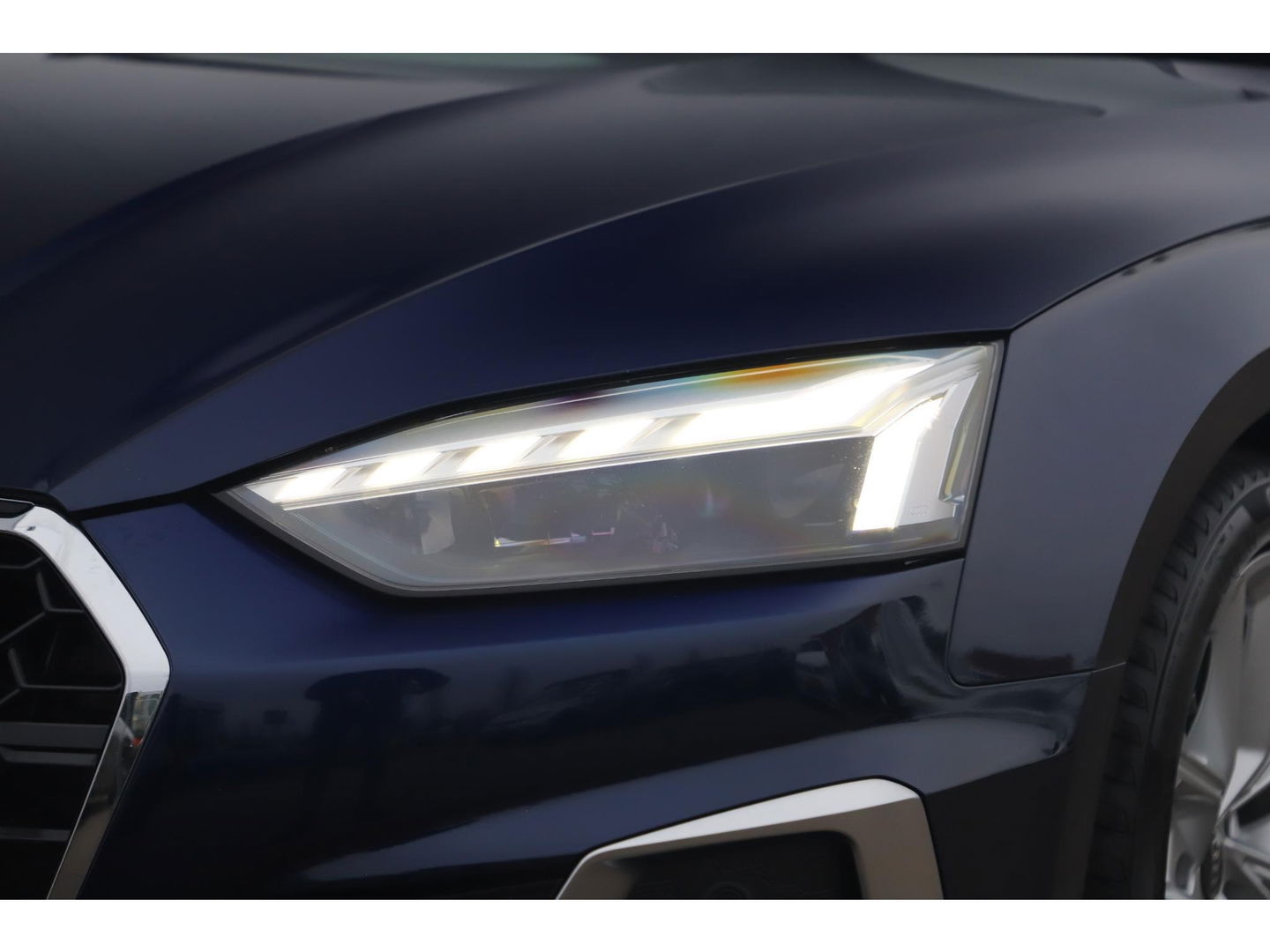 Audi A5 Sportback 35 TDI S-Line edition Automaat Navarra Blue Full LED Wegklapbare Trekhaak Virtual Cockpit Navigatie Achteruitrijcamera Clima Cruise Parkeersensor Half Leder Sportstoelen Draadloos Carplay