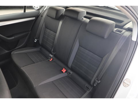 Škoda Octavia 1.0 TSI Greentech Ambition Business Navigatie Clima Cruise PDC LMV Bluetooth LED Carplay Android Auto