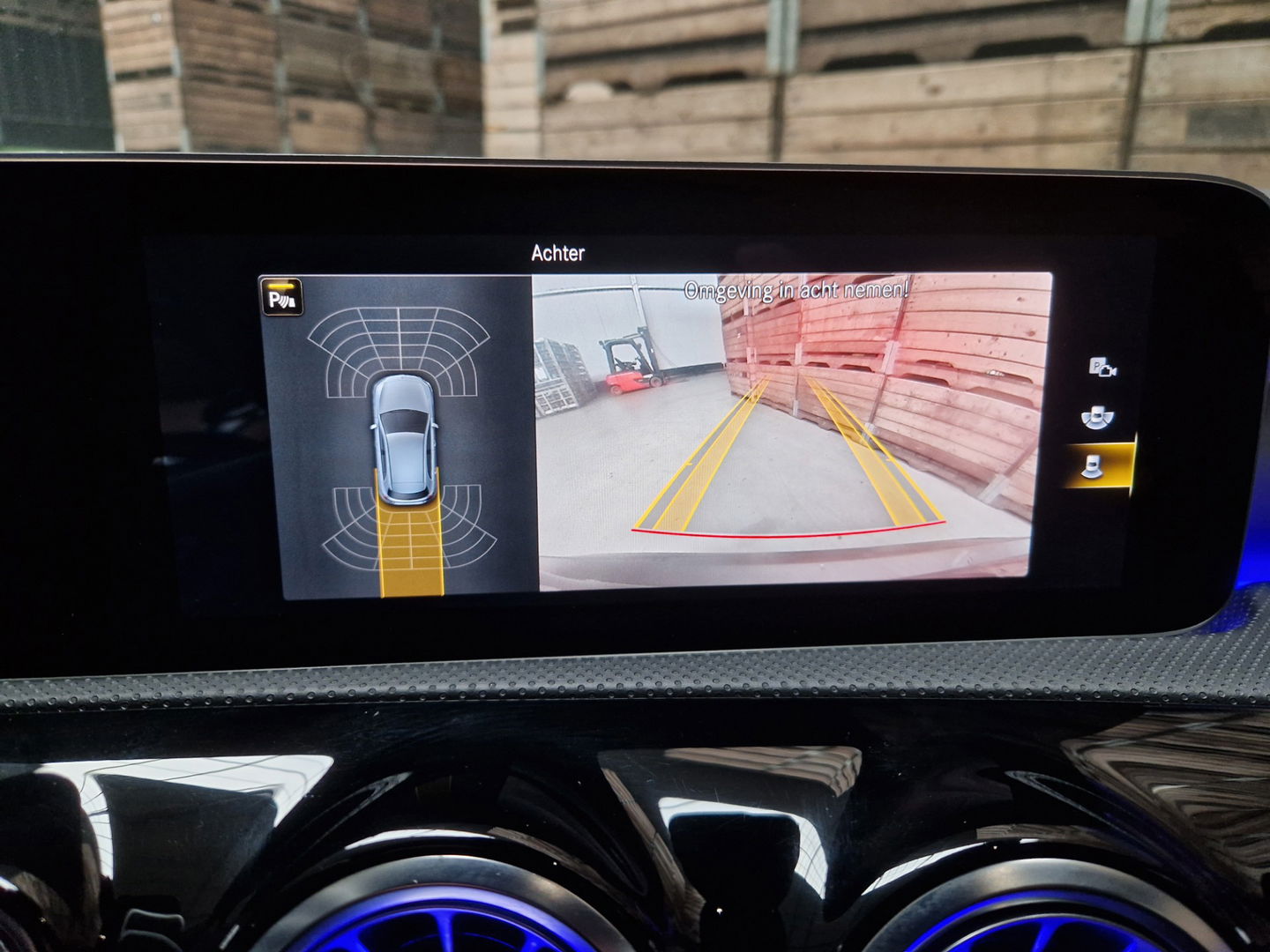 Mercedes-Benz A-Klasse 180 Premium Plus AMG Pano LED Sfeer Sound+ camera LM