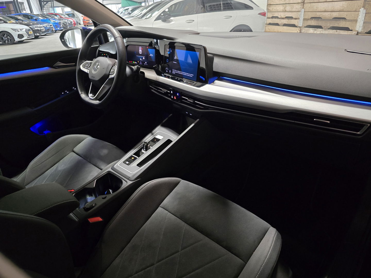 Volkswagen Golf 1.0 eTSI Life Navigatie PDC Sportstoelen Massage Clima LM