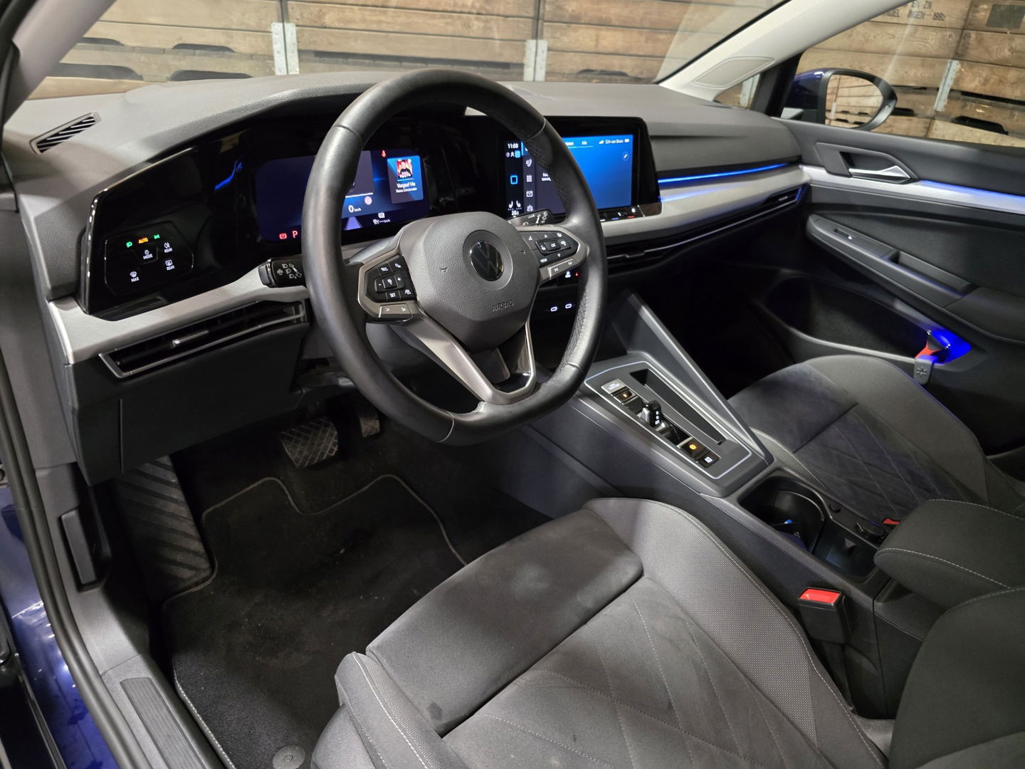 Volkswagen Golf 1.0 eTSI Life Navigatie PDC Sportstoelen Massage Clima LM