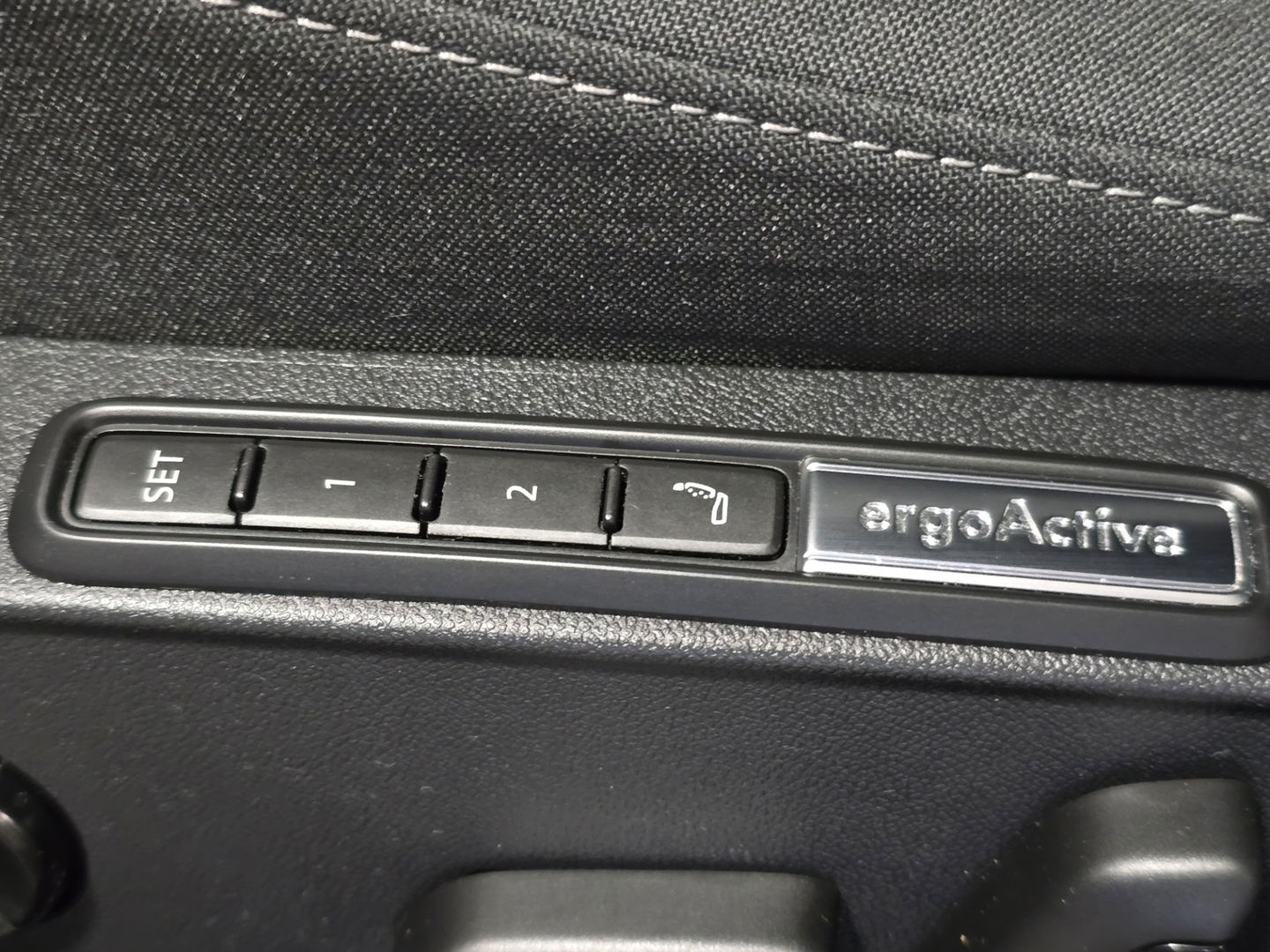 Volkswagen Golf 1.0 eTSI Life Navigatie PDC Sportstoelen Massage Clima LM