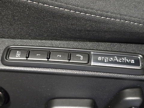 Volkswagen Golf 1.0 eTSI Life Navigatie PDC Sportstoelen Massage Clima LM