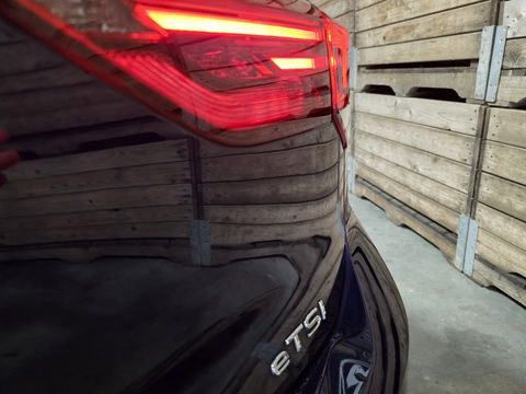 Volkswagen Golf 1.0 eTSI Life Navigatie PDC Sportstoelen Massage Clima LM