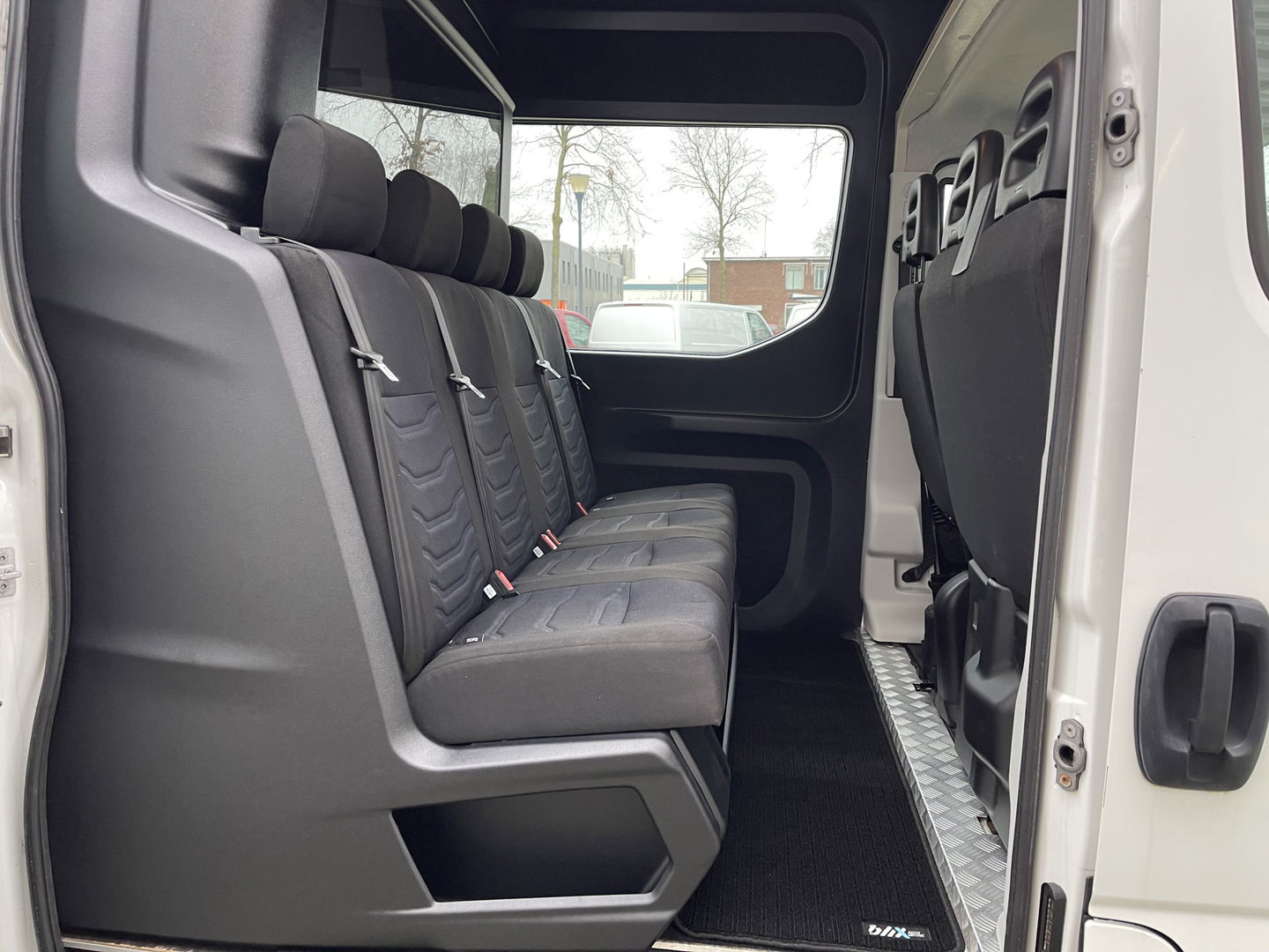 Iveco Daily 35S16V 2.3 410 L4H2 DC 7 persoons / vaste prijs rijklaar € 29.950 ex btw / lease vanaf € 536 / mag 3500 kg trekken / climate control / euro 6 diesel / 270 graden achterdeuren !