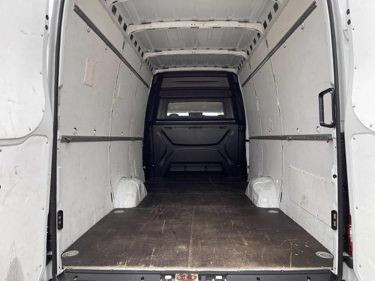 Iveco Daily 35S16V 2.3 410 L4H2 DC 7 persoons / vaste prijs rijklaar € 29.950 ex btw / lease vanaf € 536 / mag 3500 kg trekken / climate control / euro 6 diesel / 270 graden achterdeuren !