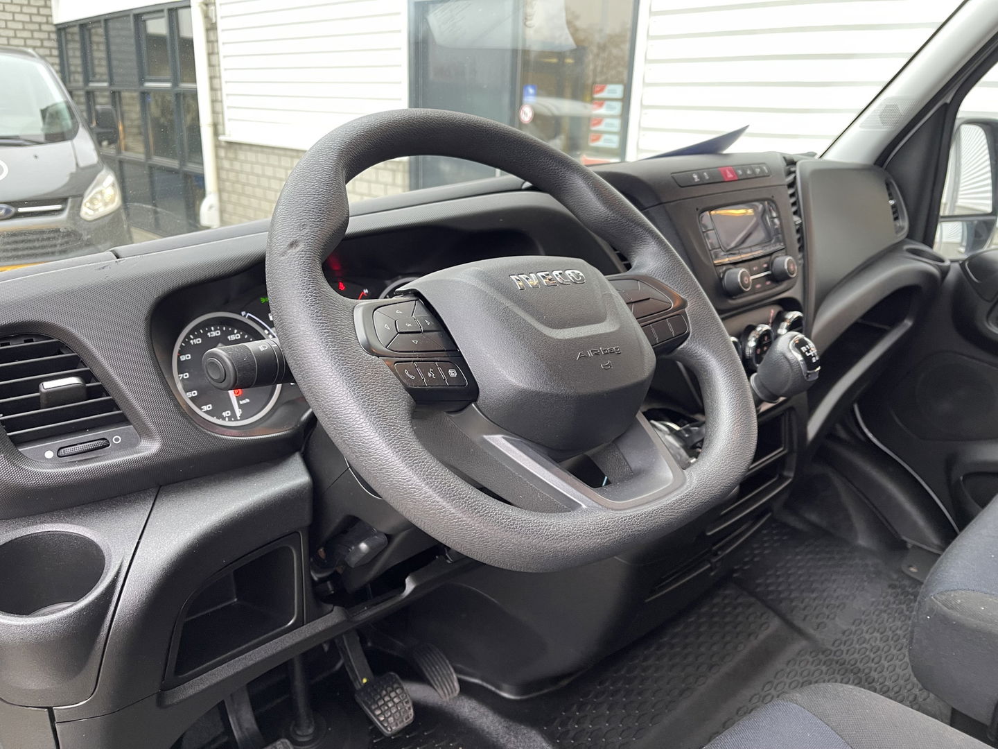 Iveco Daily 35S16V 2.3 410 L4H2 DC 7 persoons / vaste prijs rijklaar € 29.950 ex btw / lease vanaf € 536 / mag 3500 kg trekken / climate control / euro 6 diesel / 270 graden achterdeuren !