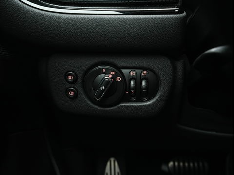 MINI Clubman 1.5 Cooper Business Aut. *PANO | SPORT-SEATS | NAVI-FULLMAP | AMBIENT-LIGHT | ECC | PDC | CRUISE | 17''ALU*