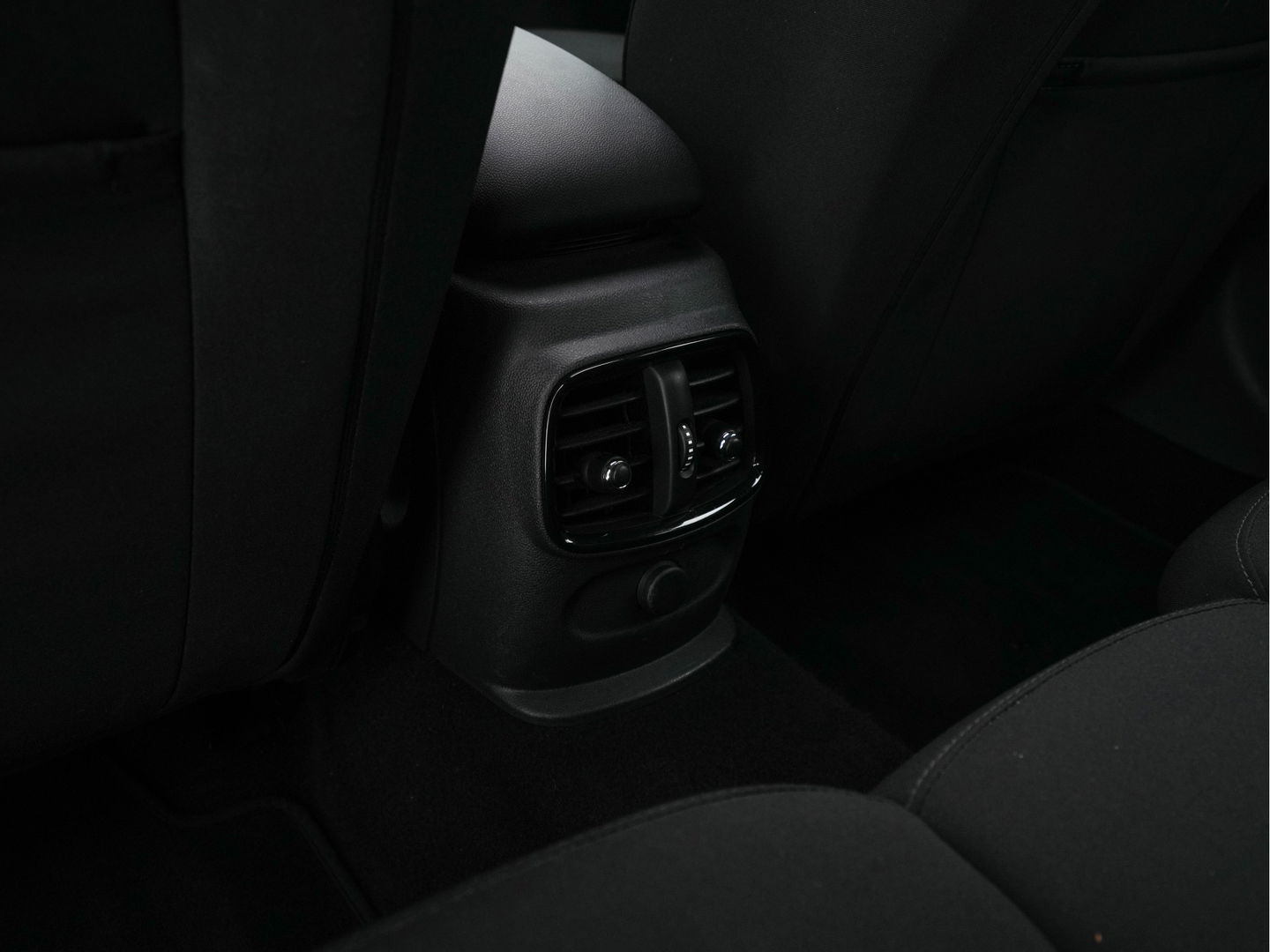 MINI Clubman 1.5 Cooper Business Aut. *PANO | SPORT-SEATS | NAVI-FULLMAP | AMBIENT-LIGHT | ECC | PDC | CRUISE | 17''ALU*