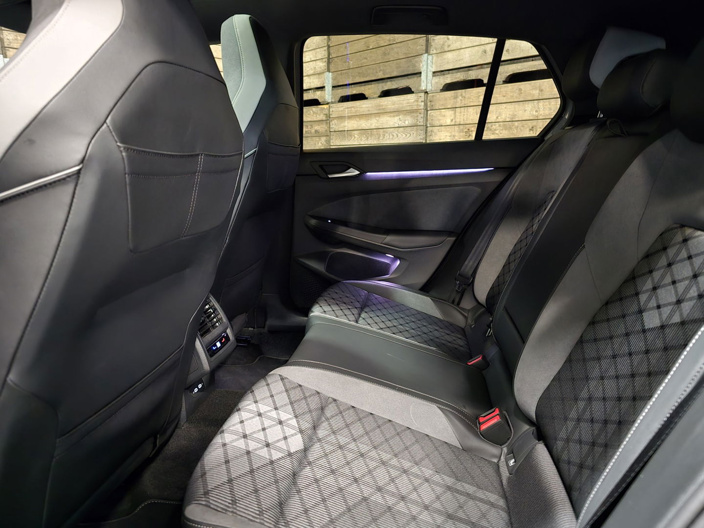 Volkswagen Golf 1.5 eTSI R-Line Business Pano Camera IQ TOP 18"LM