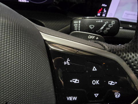 Volkswagen Golf 1.5 eTSI R-Line Business Pano Camera IQ TOP 18"LM