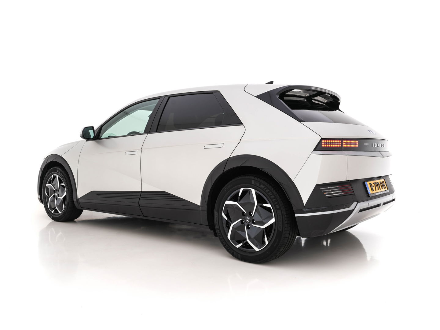 Hyundai IONIQ 5 Connect+ 73kWh [ 3-Fase ] (INCL-BTW) *FULL-LEATHER | BOSE-SOUND | HEATPUMP | FULL-LED | KEYLESS | NAVI-FULLMAP |  ADAPTIVE-CRUISE |  DAB | CAMERA | MEMORY-PACK | DIGI-COCKPIT | SHIFT-PADDLES | LANE-ASSIST...