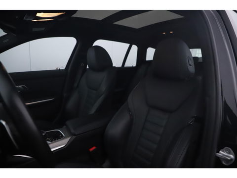 BMW 3 Serie Touring 318i High Executive M Sport Automaat Black Optic Lederen Sportstoelen Full LED Wegklapbare Trekhaak Sfeerverlichting Navigatie Stoelverwarming Full LED Clima Camera