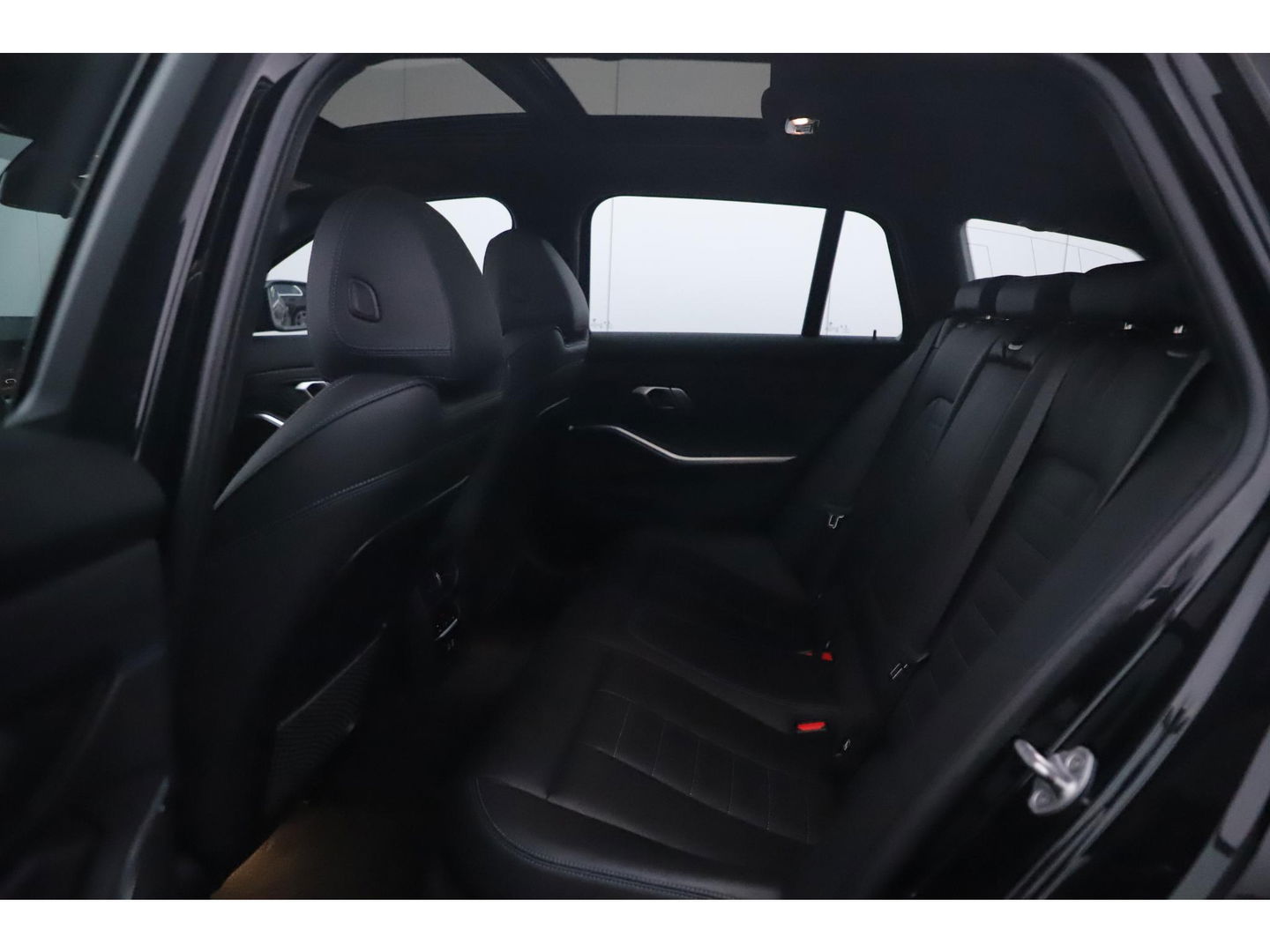 BMW 3 Serie Touring 318i High Executive M Sport Automaat Black Optic Lederen Sportstoelen Full LED Wegklapbare Trekhaak Sfeerverlichting Navigatie Stoelverwarming Full LED Clima Camera