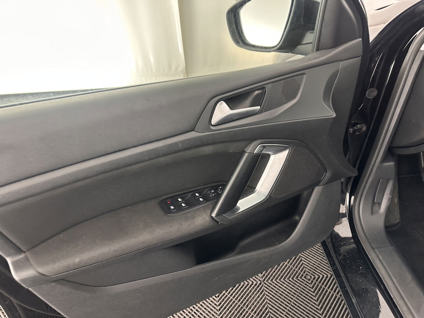 Peugeot 308 SW 1.6 BlueHDI Blue Lease Executive *PANO | NAVI-FULLMAP | ECC | PDC | CRUISE | CAMERA | TOWBAR | COMFORT-SEATS | 16''ALU*