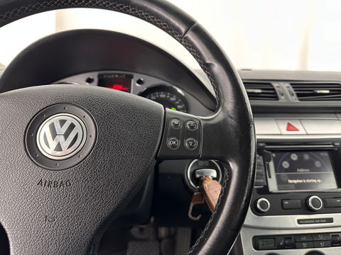 Volkswagen Passat 2.0 FSI Highline Aut. *NAVI-FULLMAP | LEATHER-ALCANTARA | SPORT-SEATS | ECC | HEATED-SEATS | PDC | CRUISE*