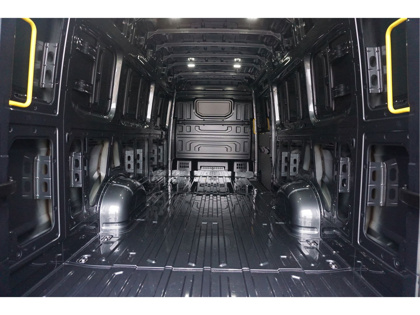 Volkswagen Crafter 35 177PK L5H3 AUT Facelift BPM VRIJ!! 13" Navi, Camera, Gev. Stoel, LED!! NR. 766