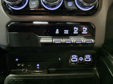 Dodge Ram 1500 5.7 V8 4x4 Crew Cab Big Horn Pano Camera Navi LED Trekhaak uitlaatklep 20"LM