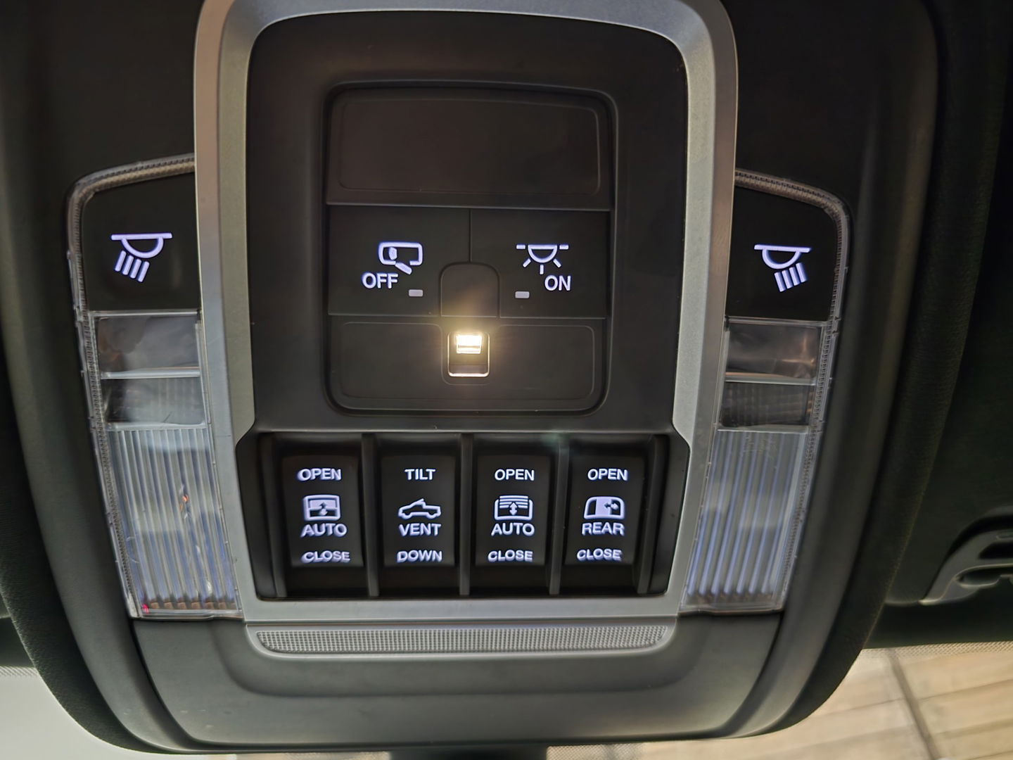 Dodge Ram 1500 5.7 V8 4x4 Crew Cab Big Horn Pano Camera Navi LED Trekhaak uitlaatklep 20"LM