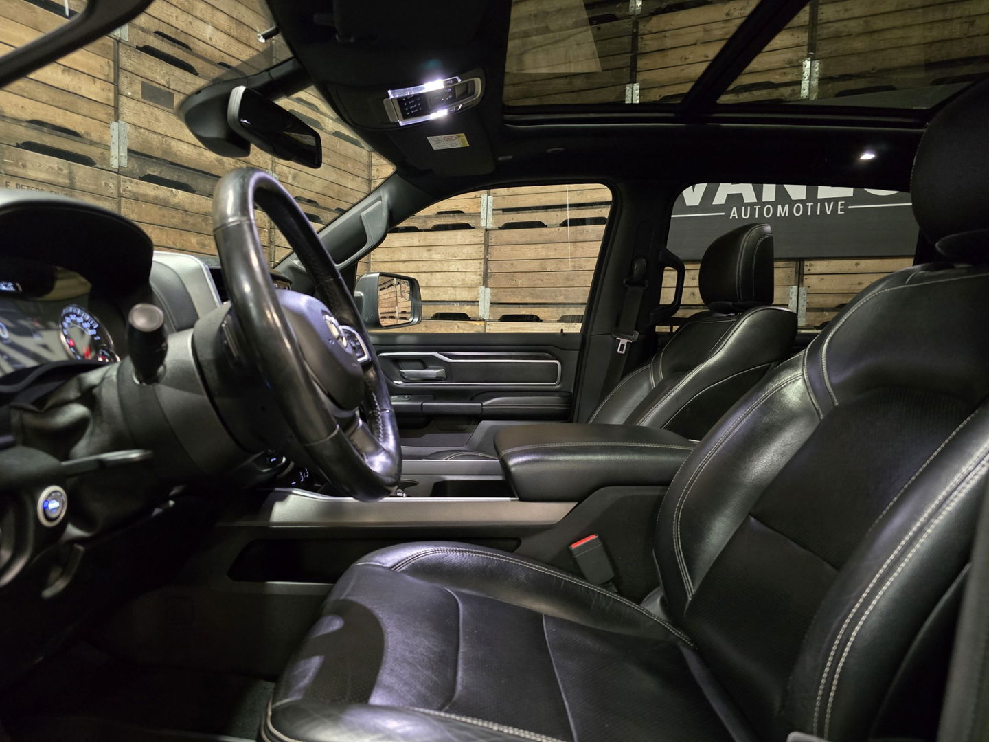 Dodge Ram 1500 5.7 V8 4x4 Crew Cab Big Horn Pano Camera Navi LED Trekhaak uitlaatklep 20"LM