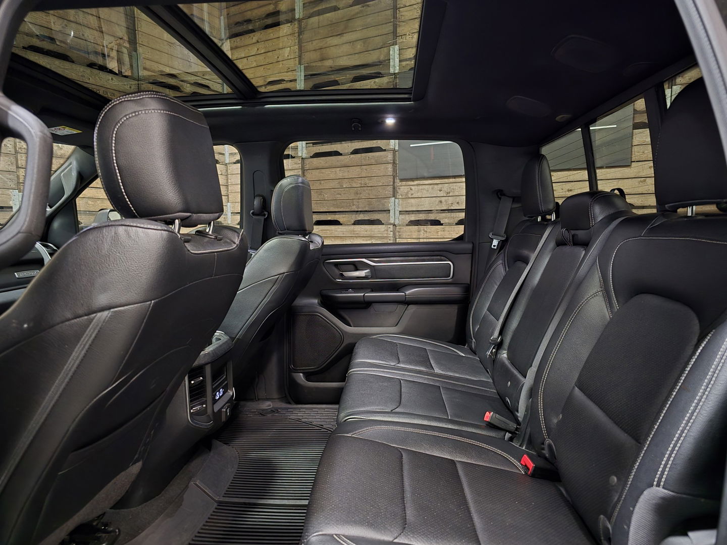 Dodge Ram 1500 5.7 V8 4x4 Crew Cab Big Horn Pano Camera Navi LED Trekhaak uitlaatklep 20"LM