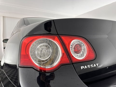 Volkswagen Passat 2.0 FSI Highline Aut. *NAVI-FULLMAP | LEATHER-ALCANTARA | SPORT-SEATS | ECC | HEATED-SEATS | PDC | CRUISE*