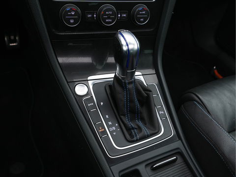 Volkswagen Golf 1.4 TSI GTE Executive-Plus-Pack Aut. *PANO | FULL-LEATHER | ADAPTIVE-CRUISE | FULL-LED | KEYLESS | CAMERA | NAVI-FULLMAP | ECC | PDC | TOWBAR | SHIFT-PADDLES | SPORT-SEATS | 18''ALU*