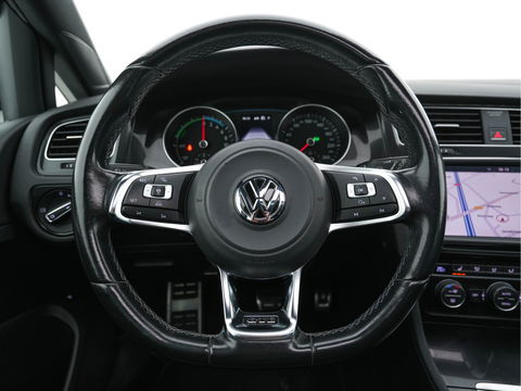 Volkswagen Golf 1.4 TSI GTE Executive-Plus-Pack Aut. *PANO | FULL-LEATHER | ADAPTIVE-CRUISE | FULL-LED | KEYLESS | CAMERA | NAVI-FULLMAP | ECC | PDC | TOWBAR | SHIFT-PADDLES | SPORT-SEATS | 18''ALU*