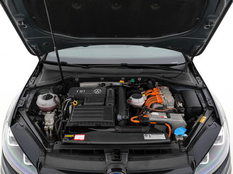 Volkswagen Golf 1.4 TSI GTE Executive-Plus-Pack Aut. *PANO | FULL-LEATHER | ADAPTIVE-CRUISE | FULL-LED | KEYLESS | CAMERA | NAVI-FULLMAP | ECC | PDC | TOWBAR | SHIFT-PADDLES | SPORT-SEATS | 18''ALU*