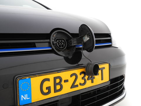 Volkswagen Golf 1.4 TSI GTE Executive-Plus-Pack Aut. *PANO | FULL-LEATHER | ADAPTIVE-CRUISE | FULL-LED | KEYLESS | CAMERA | NAVI-FULLMAP | ECC | PDC | TOWBAR | SHIFT-PADDLES | SPORT-SEATS | 18''ALU*