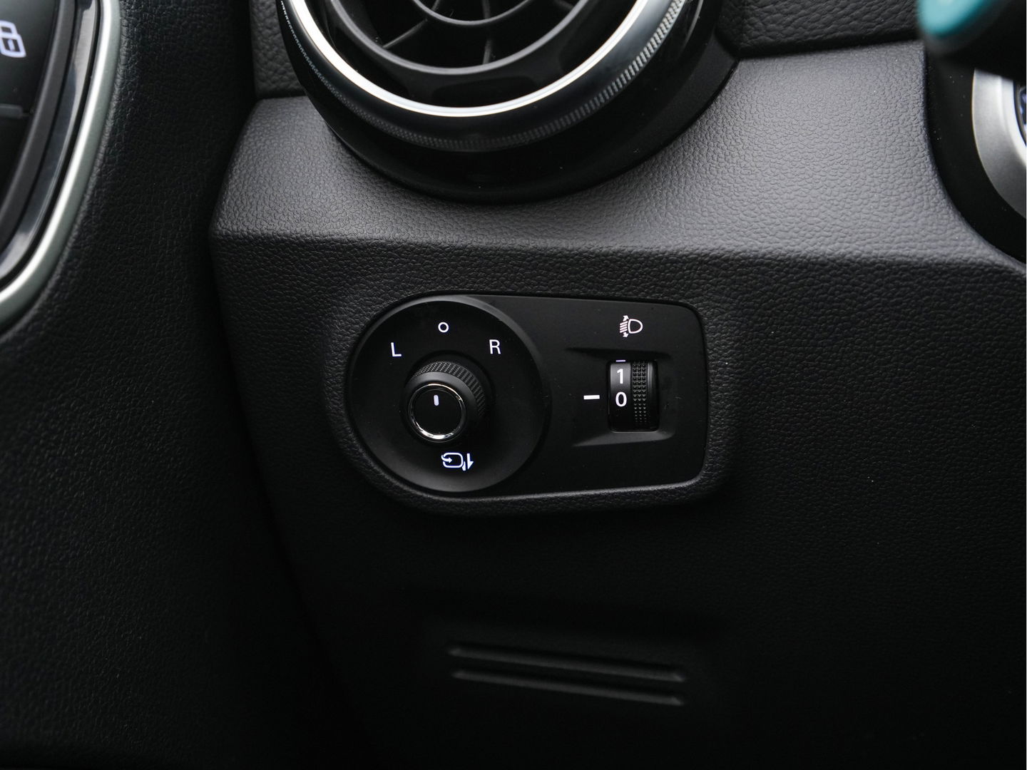 MG ZS EV Luxury 45 kWh (INCL-BTW) *PANO | FULL-LEATHER | CCS-FASTLOADER | KEYLESS | NAVI-FULLMAP | ADAPTIVE-CRUISE | CAMERA | APP-CONNECT | DAB | LANE-ASSIST | SPORT-SEATS | 17"ALU*