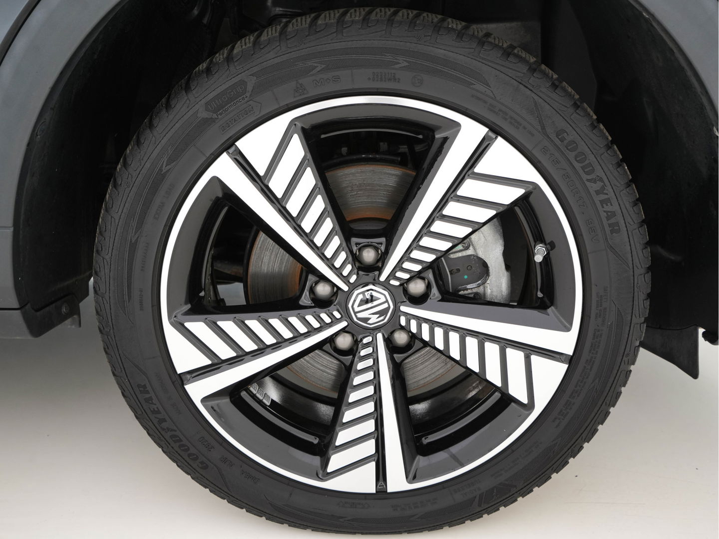 MG ZS EV Luxury 45 kWh (INCL-BTW) *PANO | FULL-LEATHER | CCS-FASTLOADER | KEYLESS | NAVI-FULLMAP | ADAPTIVE-CRUISE | CAMERA | APP-CONNECT | DAB | LANE-ASSIST | SPORT-SEATS | 17"ALU*