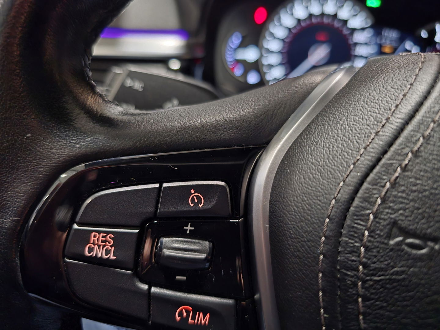 BMW 5 Serie Touring 520i High Executive Leder Pano Led HUD Memory M sport 19"LM