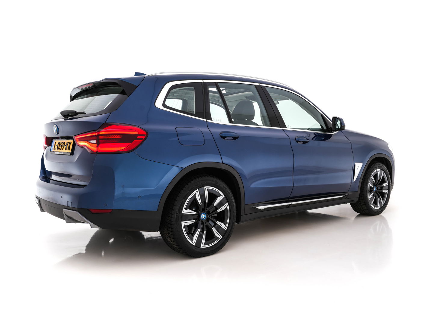 BMW iX3 Executive 80 kWh [ 3-Fase ] (INCL-BTW) *PANO | FULL-LED | ADAPTIVE-CRUISE | VERNASCA-FULL-LEATHER | NAVI-FULLMAP | DIGI-COCKPIT | BLIND-SPOT | MEMORY-PACK | CAMERA | AMBIENT-LIGHT | DAB+ | SPORTSEATS | 19''ALU*