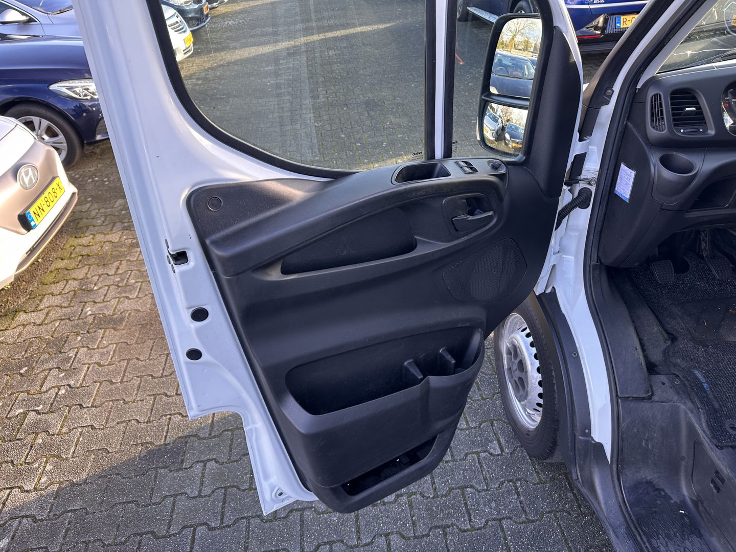 Iveco Daily 35S13V 2.3 352 H2 *REFRIGERATED-COMPARTMENT | AIRCO | CRUISE | AIRPRESSURE-SEAT | 3-PERS *