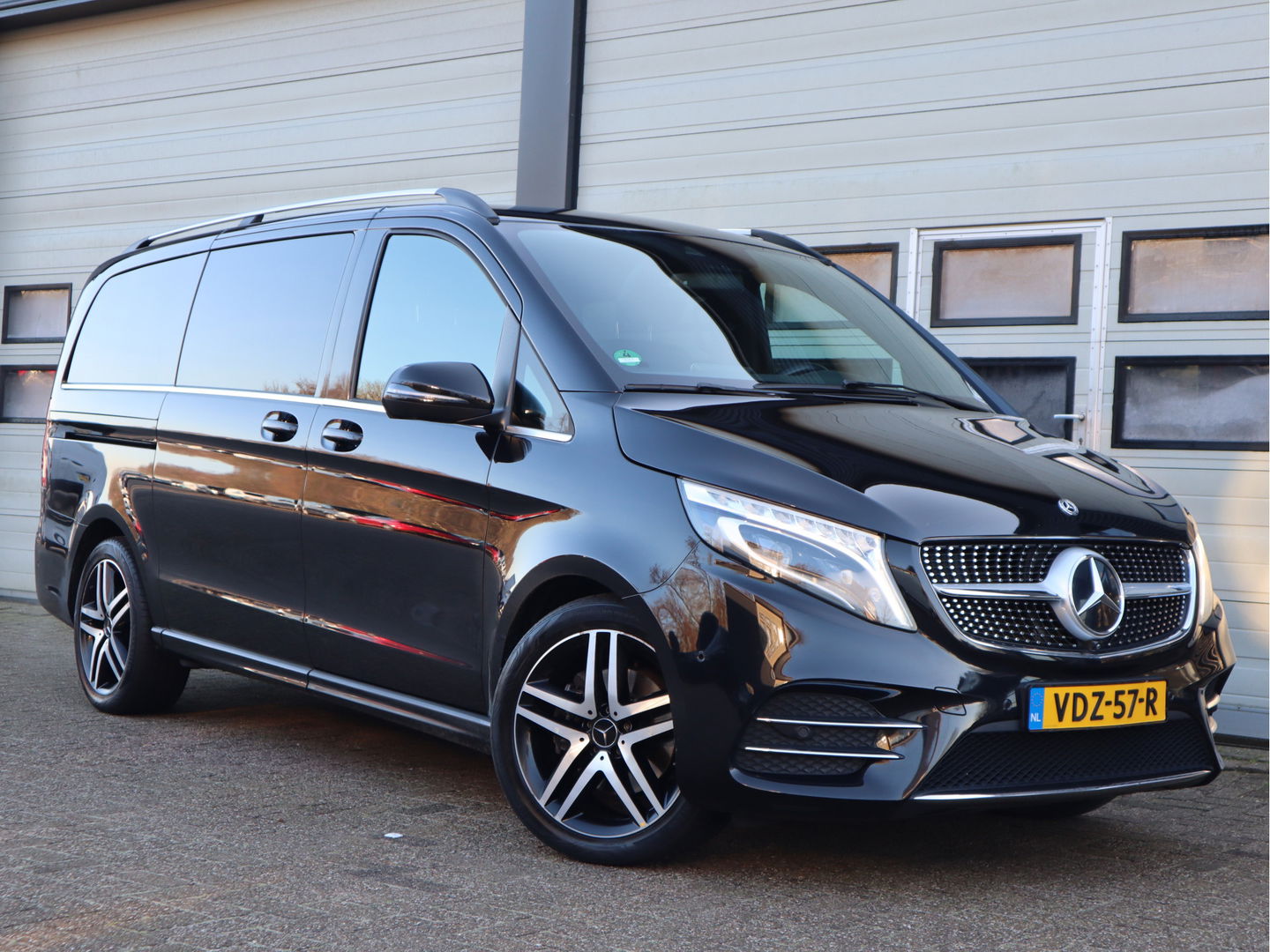 Mercedes-Benz V-Klasse 300d AMG Exclusive - Lang L2 DC 5 pers. Euro 6 - Koelkast - Pano - Cruise