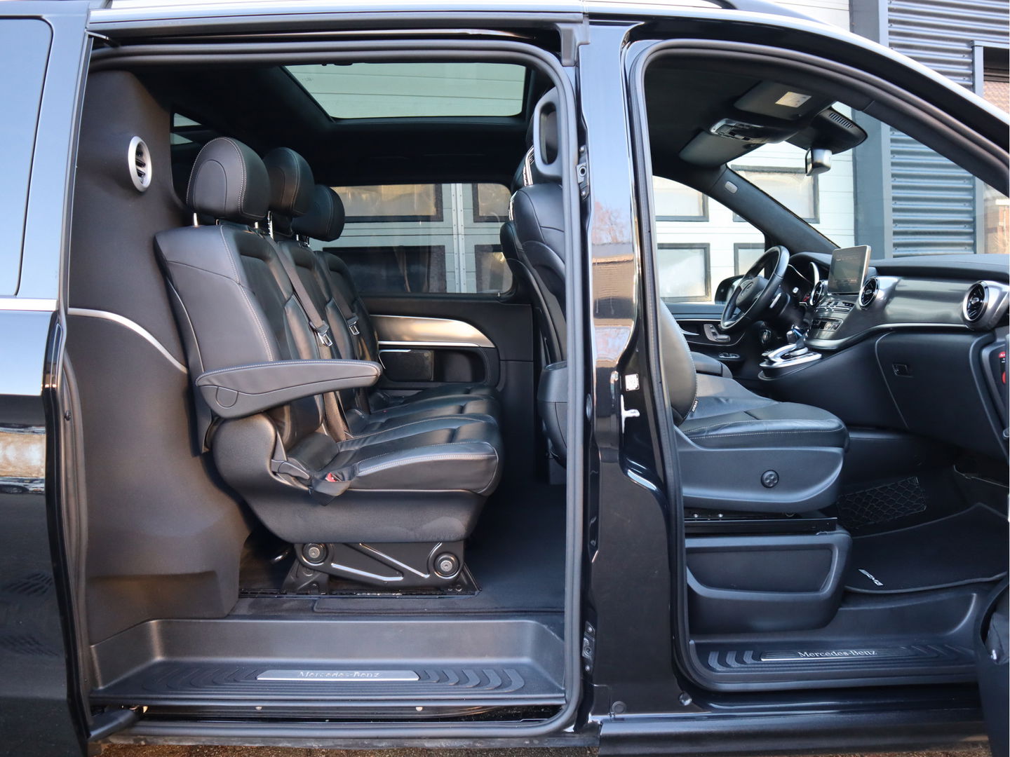 Mercedes-Benz V-Klasse 300d AMG Exclusive - Lang L2 DC 5 pers. Euro 6 - Koelkast - Pano - Cruise
