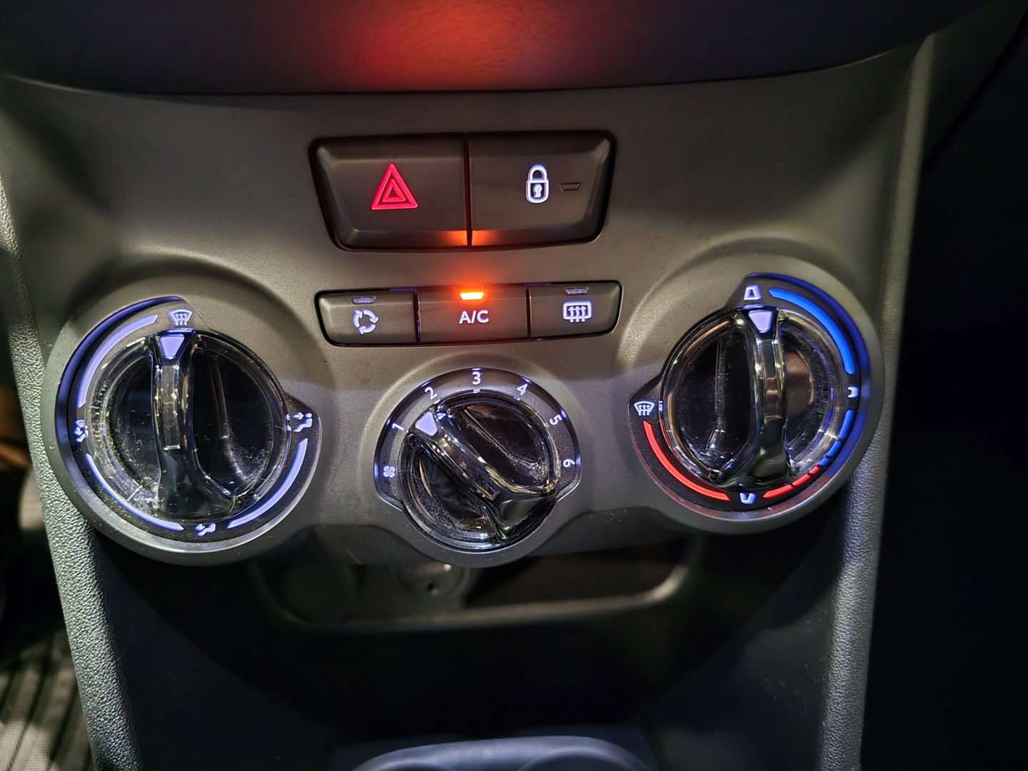 Peugeot 208 1.2 PureTech Blue Lion Navigatie Airco Telefoon PDC