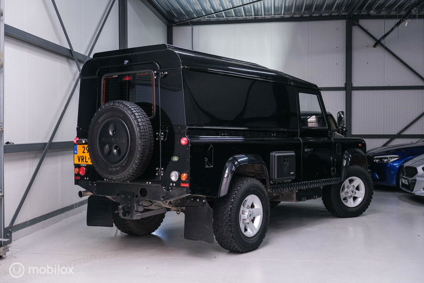 Land Rover Defender 2.4 TD 110 | Airco | BTW auto | Origineel NL | SVX | NAP | Commercial | ASS stoelen | Trekhaak | 60th anniversary | X Tech |