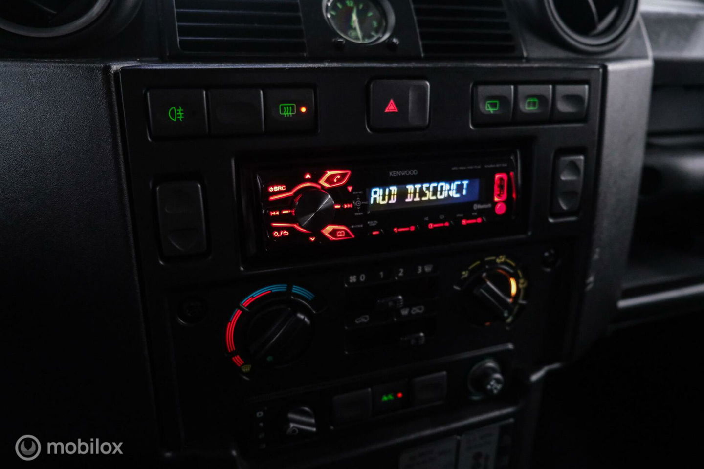 Land Rover Defender 2.4 TD 110 | Airco | BTW auto | Origineel NL | SVX | NAP | Commercial | ASS stoelen | Trekhaak | 60th anniversary | X Tech |