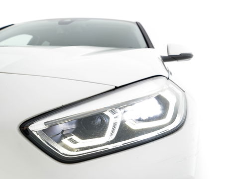 BMW 1-serie 118i High Executive Edition Sport-Line *DAKOTA-FULL-LEATHER | DIGI-COCKPIT | HARMAN-KARDON-AUDIO | FULL-LED | KEYLESS | NAVI-FULLMAP | DAB | CAMERA | ECC | APP.CONNECT | PDC | AMBIENT-LIGHT | CRUISE | SPORT-SEATS | 17"ALU*
