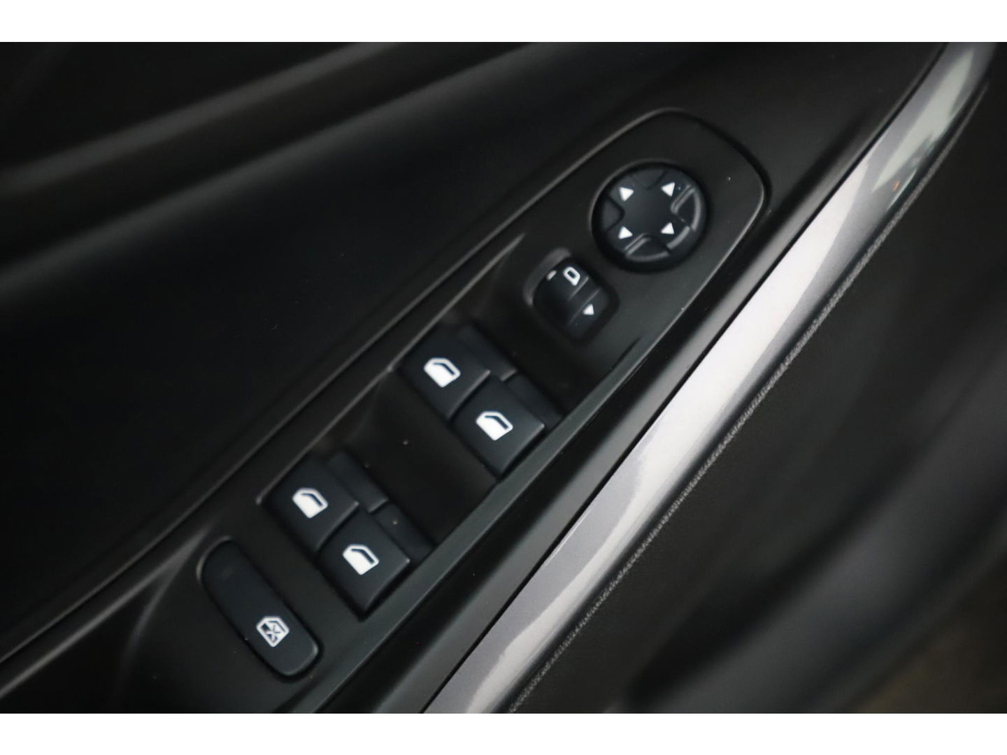 Opel Grandland X 1.2 Turbo Innovation 131PK Trekhaak Navigatie Carplay Android Camera Clima Cruise 18 inch LMV Rijstrooksensor