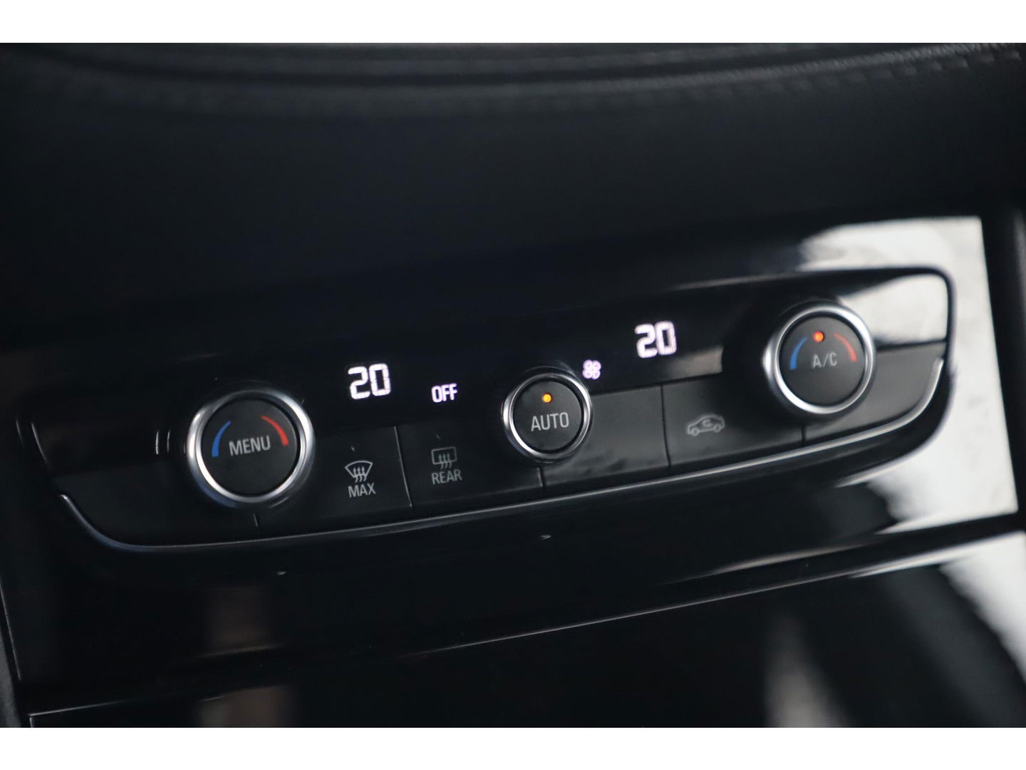 Opel Grandland X 1.2 Turbo Innovation 131PK Trekhaak Navigatie Carplay Android Camera Clima Cruise 18 inch LMV Rijstrooksensor