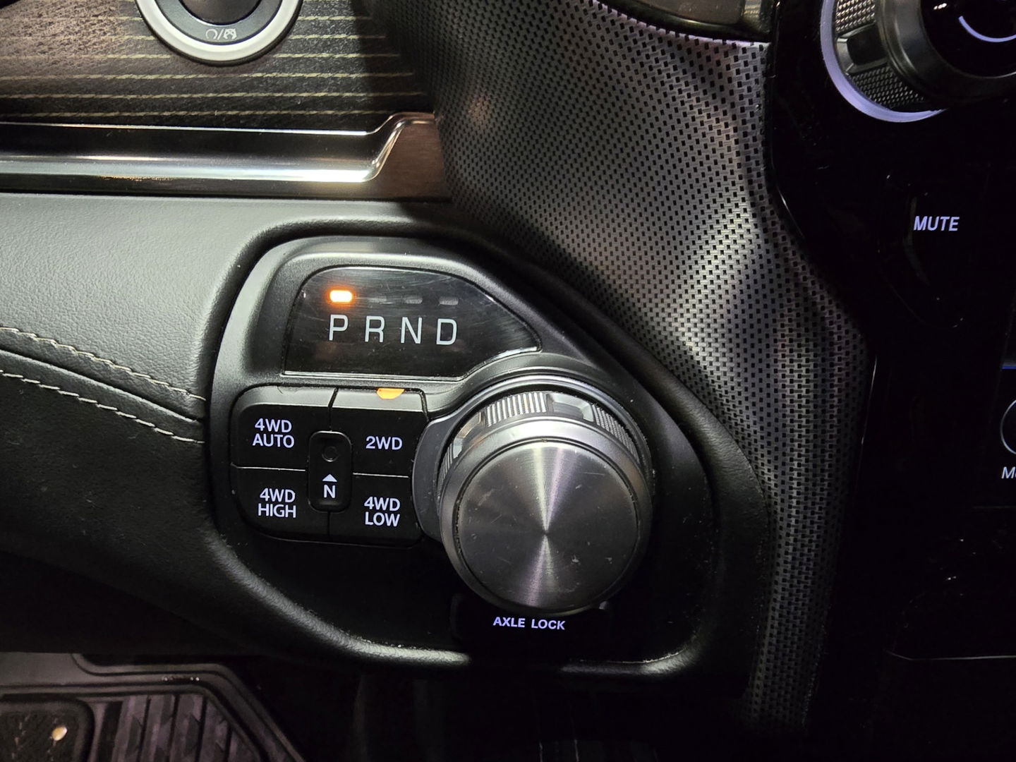 Dodge Ram 1500 5.7 V8 4x4 Crew Cab Limited Pano Leder Navi Clima 22"LM