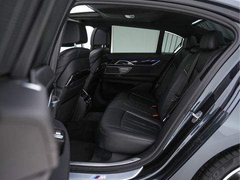 BMW 7 Serie 730d xDrive High Executive M-Sportpack Aut. *PANO | NAPPA-FULL-LEATHER | HARMAN/KARDON-SURROUND | SOFT-CLOSE | HEAD-UP | ADAPT.CRUISE | FULL-LED | MEMORY-PACK | SURROUND-VIEW | DIGI-COCKPIT | BLIS | DAB+ | AMBIENT-LIGHT | 20''ALU*