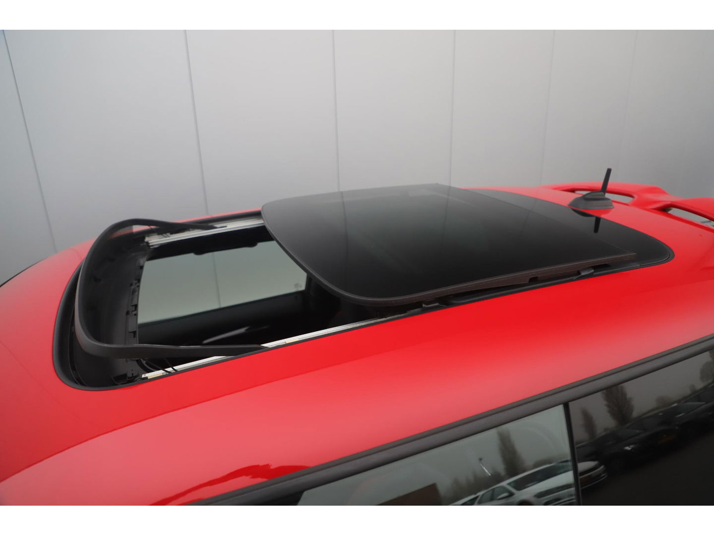 MINI Mini 2.0 John Cooper Works Chili 286PK Automaat Panoramadak Keyless Navigatie Camera Sportstoelen Draadloos Carplay Klep Uitlaat Downpipe Eventuri Intake Head Up Display Stoelverwarming