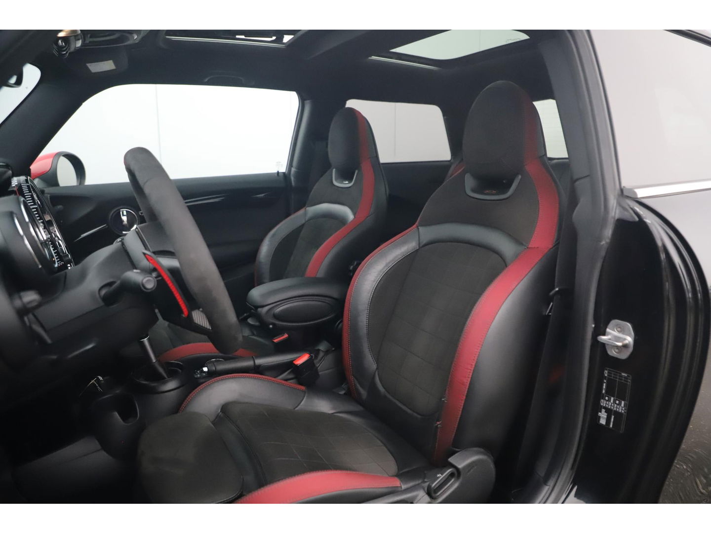 MINI Mini 2.0 John Cooper Works Chili 286PK Automaat Panoramadak Keyless Navigatie Camera Sportstoelen Draadloos Carplay Klep Uitlaat Downpipe Eventuri Intake Head Up Display Stoelverwarming