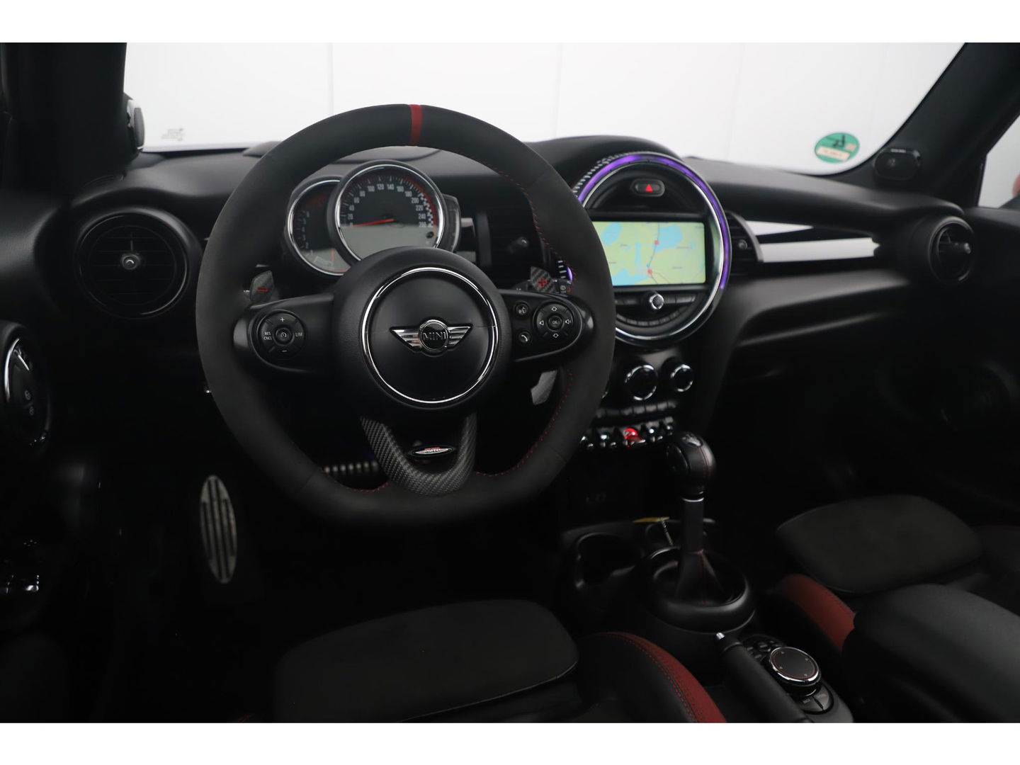 MINI Mini 2.0 John Cooper Works Chili 286PK Automaat Panoramadak Keyless Navigatie Camera Sportstoelen Draadloos Carplay Klep Uitlaat Downpipe Eventuri Intake Head Up Display Stoelverwarming