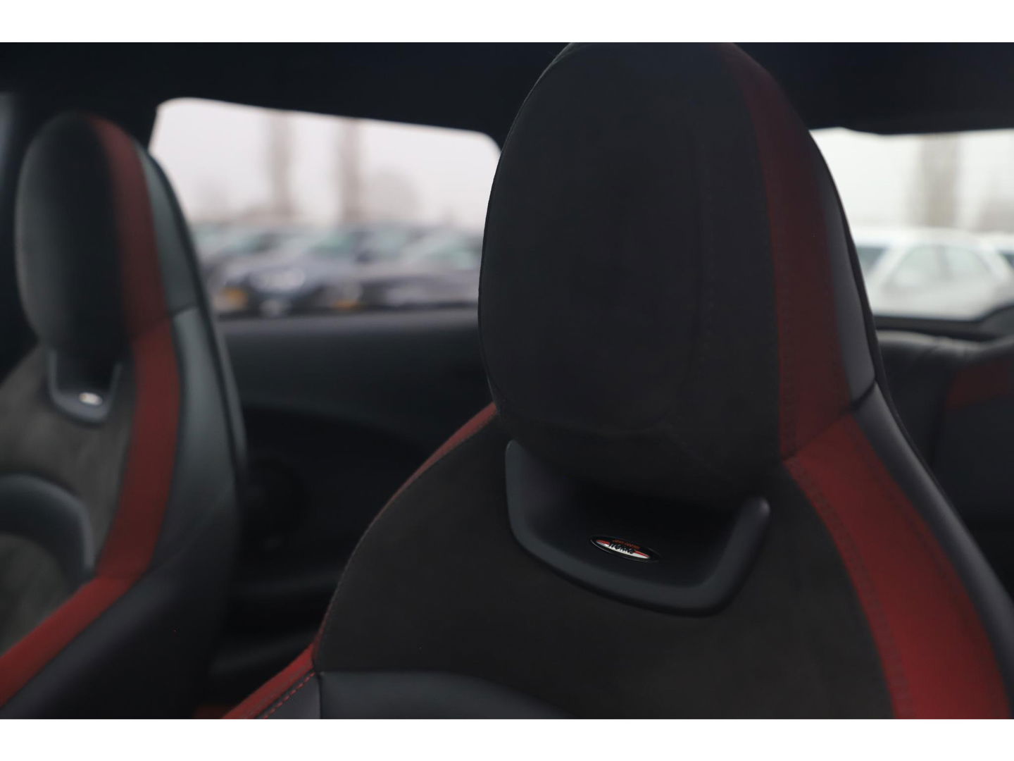 MINI Mini 2.0 John Cooper Works Chili 286PK Automaat Panoramadak Keyless Navigatie Camera Sportstoelen Draadloos Carplay Klep Uitlaat Downpipe Eventuri Intake Head Up Display Stoelverwarming