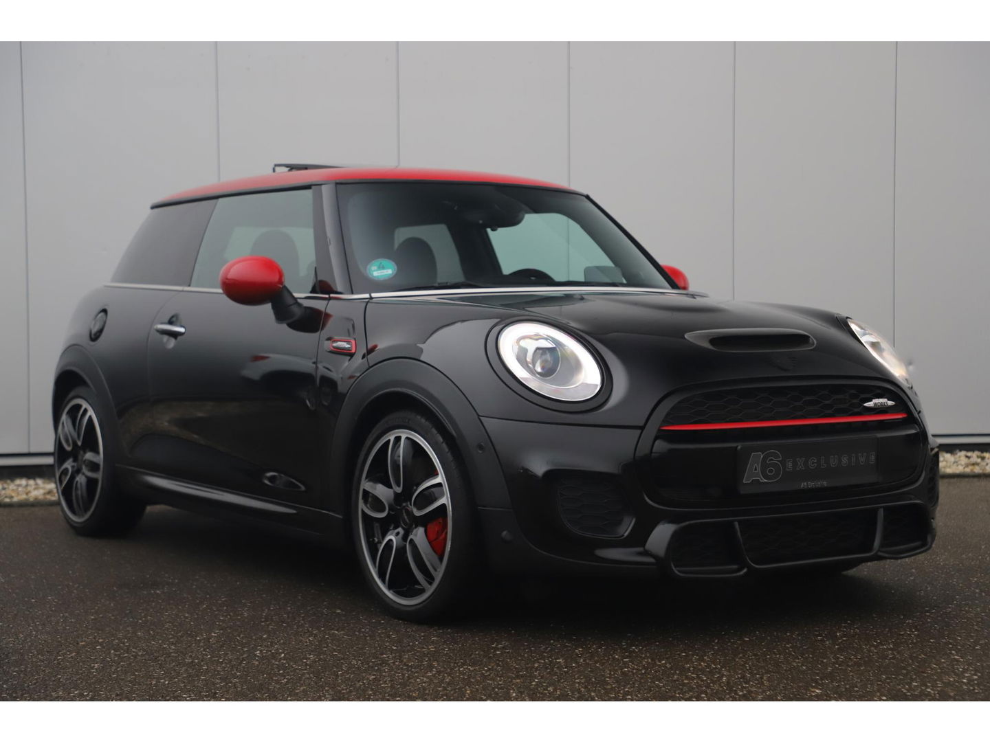 MINI Mini 2.0 John Cooper Works Chili 286PK Automaat Panoramadak Keyless Navigatie Camera Sportstoelen Draadloos Carplay Klep Uitlaat Downpipe Eventuri Intake Head Up Display Stoelverwarming